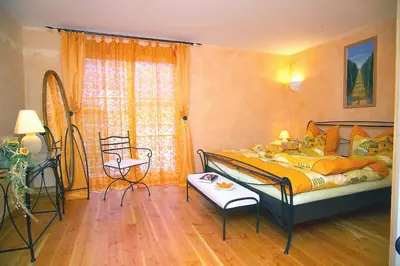 Ein Bett oder Betten in einem Zimmer der Unterkunft Cleo´s Hotel Kallstadt