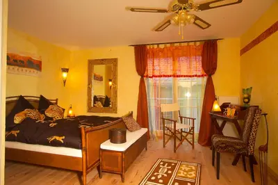 Ein Bett oder Betten in einem Zimmer der Unterkunft Cleo´s Hotel Kallstadt