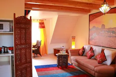Ein Sitzbereich in der Unterkunft Cleo´s Hotel Kallstadt