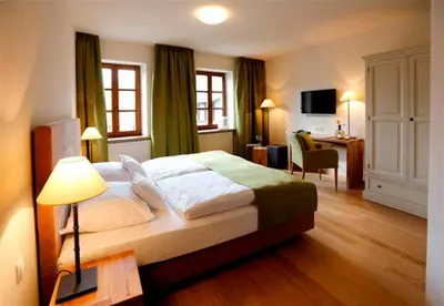 Ein Bett oder Betten in einem Zimmer der Unterkunft Weinkastell Zum Weissen Ross