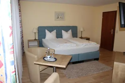 Ein Bett oder Betten in einem Zimmer der Unterkunft Hotel Restaurant Weisbrod