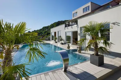 Der Swimmingpool an oder in der Nähe von Wiedemann's Weinhotel