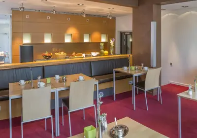 Ein Restaurant oder anderes Speiselokal in der Unterkunft Landidyll Hotel Lamm