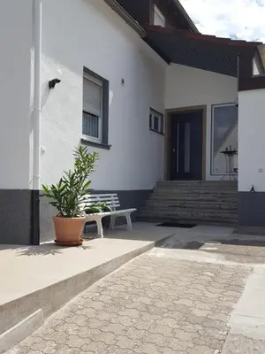 Das Gebäude in dem sich das Ferienhaus befindet