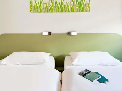Ein Bett oder Betten in einem Zimmer der Unterkunft ibis budget Karlsruhe