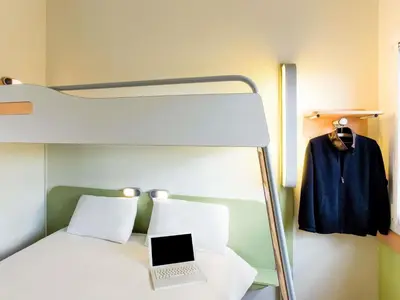 Ein Bett oder Betten in einem Zimmer der Unterkunft ibis budget Karlsruhe
