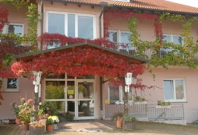 Eine Fassade oder ein Eingang zu Gästehaus Kleine Kalmit