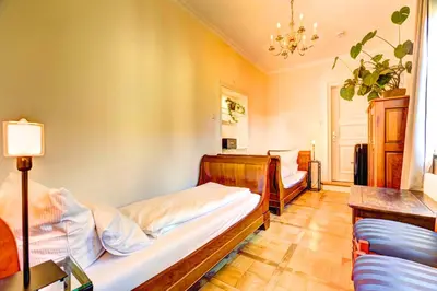 Ein Bett oder Betten in einem Zimmer der Unterkunft Hotel Villa Königsgarten