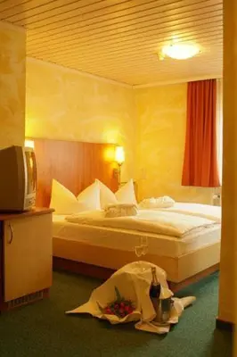 Ein Bett oder Betten in einem Zimmer der Unterkunft Hotel Wilder Mann