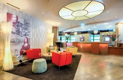 Ein Sitzbereich in der Unterkunft Leonardo Hotel Mannheim City Center
