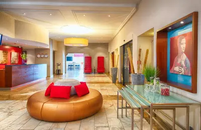 Ein Sitzbereich in der Unterkunft Leonardo Hotel Karlsruhe