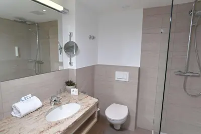Ein Badezimmer in der Unterkunft Best Western Queens Hotel Pforzheim-Niefern
