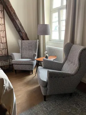 Ein Sitzbereich in der Unterkunft Hotel Zur Alten Brücke