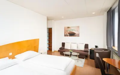 Ein Bett oder Betten in einem Zimmer der Unterkunft Mainstreet Hotel