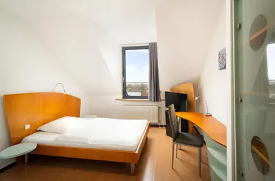Ein Bett oder Betten in einem Zimmer der Unterkunft Mainstreet Hotel