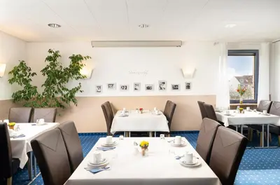 Ein Sitzbereich in der Unterkunft Mainstreet Hotel