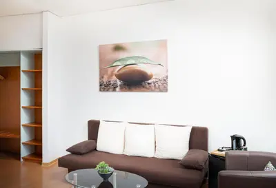 Ein Sitzbereich in der Unterkunft Mainstreet Hotel