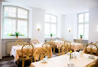 Ein Restaurant oder anderes Speiselokal in der Unterkunft Hotel am Rathaus