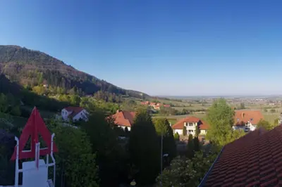 Ein allgemeiner Bergblick oder ein Berglick von des Ferienhauses aus