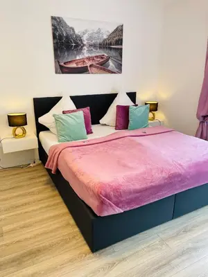 Ein Bett oder Betten in einem Zimmer der Unterkunft Prime Host Balcony Apartment