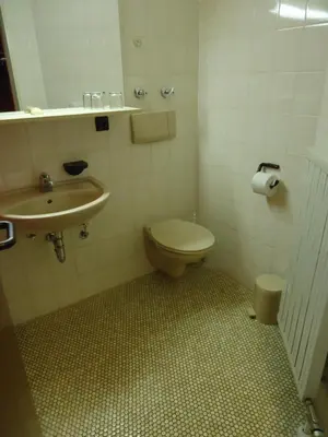 Ein Badezimmer in der Unterkunft enjoyHotel garni Korntal Stuttgart b&b Parkplatz Sprinter Penny eTank