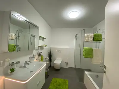 Ein Badezimmer in der Unterkunft Panorama Penthouse Apartment mit Klima und Whirlpool für bis zu 6 Personen