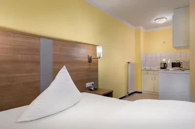 Ein Bett oder Betten in einem Zimmer der Unterkunft acora Karlsruhe Zentrum Living the City