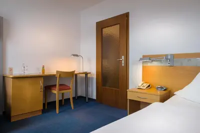 Ein Bett oder Betten in einem Zimmer der Unterkunft acora Karlsruhe Zentrum Living the City