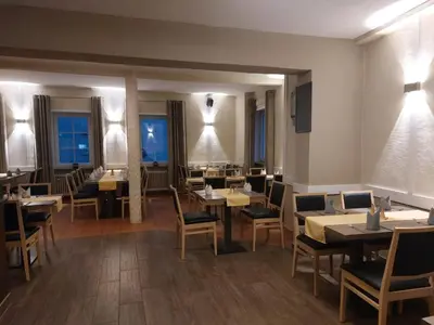 Ein Restaurant oder anderes Speiselokal in der Unterkunft Hotel Hirsch
