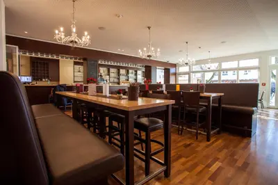 Ein Restaurant oder anderes Speiselokal in der Unterkunft Halber Mond