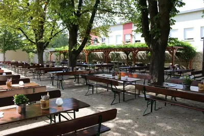 Ein Restaurant oder anderes Speiselokal in der Unterkunft Halber Mond