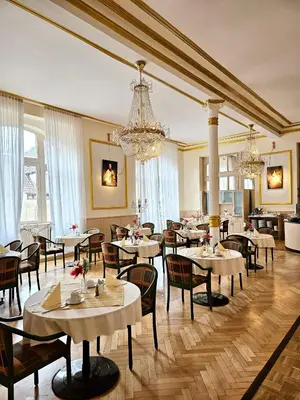 Ein Restaurant oder anderes Speiselokal in der Unterkunft Gala Hotel