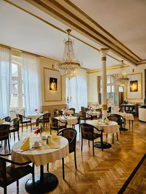 Ein Restaurant oder anderes Speiselokal in der Unterkunft Gala Hotel