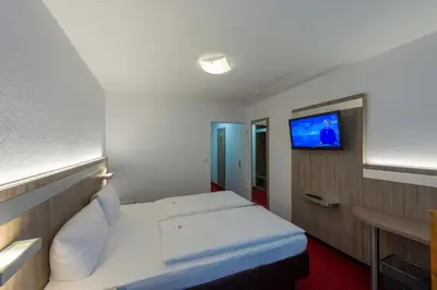 Ein Bett oder Betten in einem Zimmer der Unterkunft PANORAMA HOTEL in Neustadt an der Weinstraße