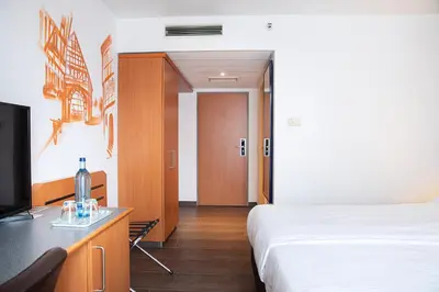 Ein Bett oder Betten in einem Zimmer der Unterkunft ACHAT Hotel Heppenheim