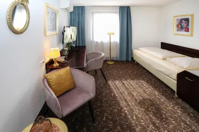 Ein Bett oder Betten in einem Zimmer der Unterkunft City-Hotel Aschaffenburg