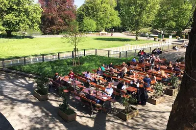 Ein Garten an der Unterkunft Hotel am Tiergarten