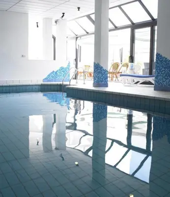 Der Swimmingpool an oder in der Nähe von Adler Hotel & Restaurant Groß-Gerau