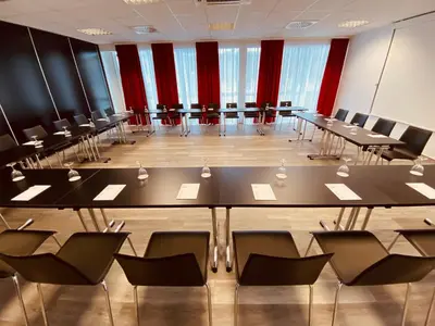 Der Geschäftsbereich oder Konferenzraum in der Unterkunft DORMERO Hotel Bretten