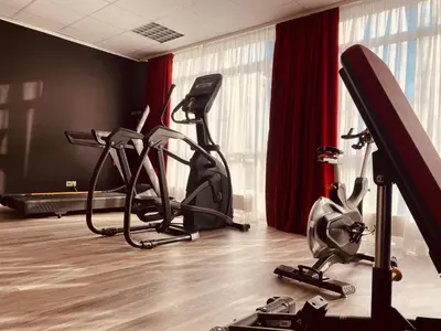 Das Fitnesscenter und/oder die Fitnesseinrichtungen in der Unterkunft DORMERO Hotel Bretten