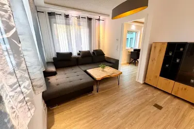 Ein Sitzbereich in der Unterkunft Porschenahe Wohung