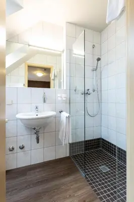 Ein Badezimmer in der Unterkunft Stadthotel