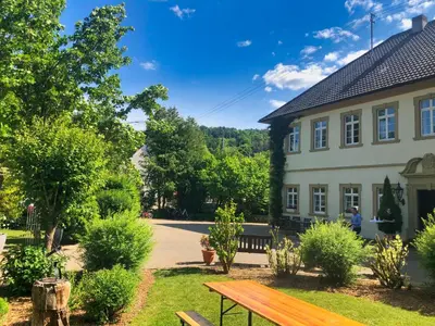 Ein Garten an der Unterkunft Schloss Sennfeld - Hotel & Restaurant & Veranstaltungsort