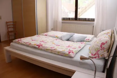 Ein Bett oder Betten in einem Zimmer der Unterkunft Ferienwohnungen Haus Albert