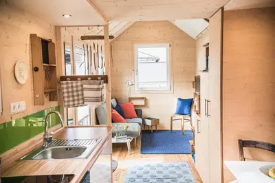 Ein Sitzbereich in der Unterkunft Tiny-Haus im Südhessischen Ried