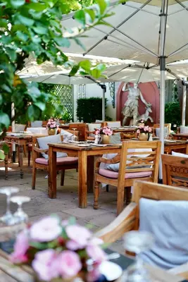 Ein Restaurant oder anderes Speiselokal in der Unterkunft Hotel Erbprinz - Gourmet & Spa