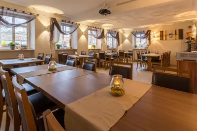 Ein Restaurant oder anderes Speiselokal in der Unterkunft Hotel Bär