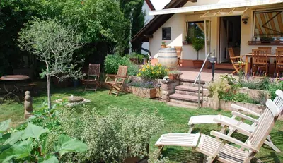 Ein Garten an der Unterkunft Gartenhaus am Weinberg
