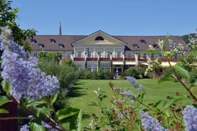 Ein Garten an der Unterkunft Kurpark-Hotel