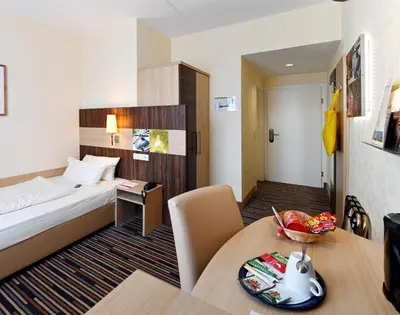 Ein Bett oder Betten in einem Zimmer der Unterkunft Kurpark-Hotel